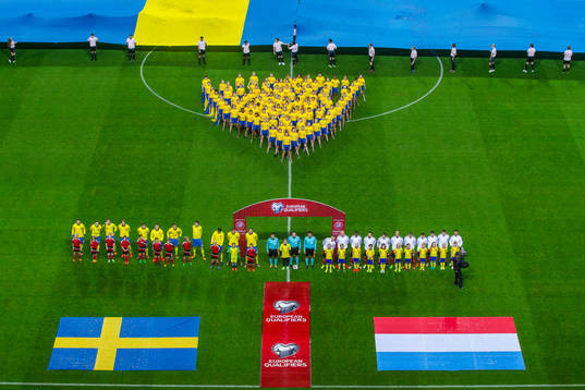 Sveriges och Luxemburgs spelare före  VM-kvalmatchen i