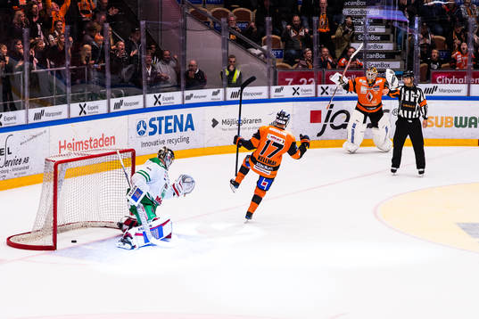 Karlskronas Joel Kellman  och målvakt Johannes Jönsson