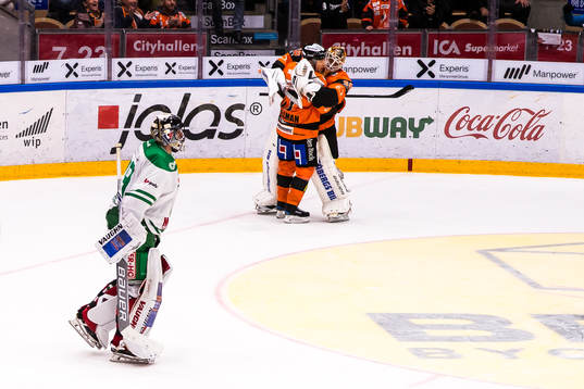 Karlskronas Joel Kellman  och målvakt Johannes Jönsson