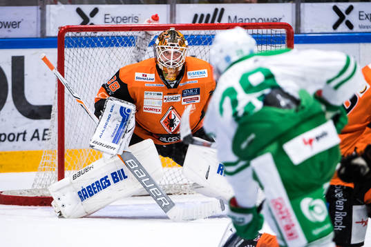 Karlskronas målvakt Johannes Jönsson  räddar skott från
