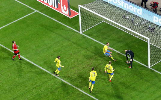 Mål 1-0 på straff av Sveriges Andreas Granqvist som ej