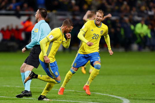Sveriges Ola Toivonen och Marcus Berg  jublar