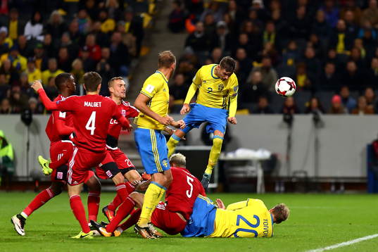 Mål 5-0 av Sveriges Mikael Lustig