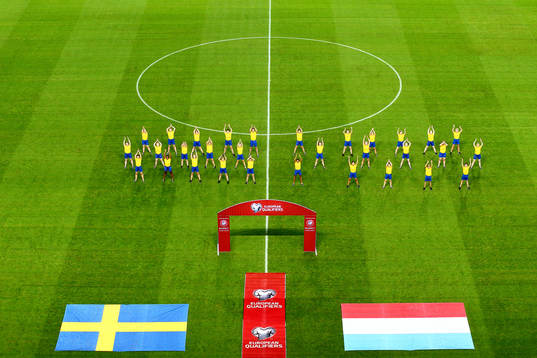 Uppträdande med dans före VM-kvalmatchen i fotboll mellan
