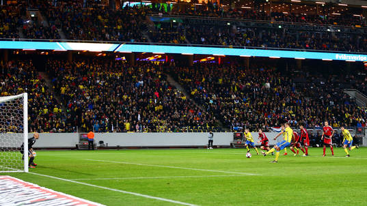 Mål 1-0 på straff av Sveriges Andreas Granqvist