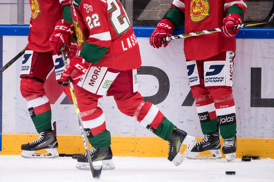 Värming Moras Matias Lassen  innan ishockeymatchen i SHL