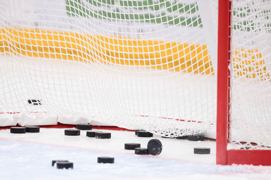 Puckar innan ishockeymatchen i SHL mellan Mora och HV71