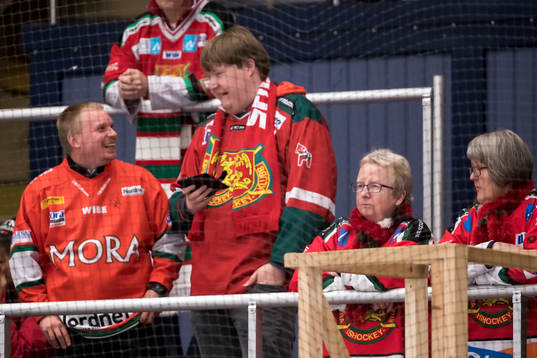 Moras supporter innan ishockeymatchen i SHL mellan Mora och
