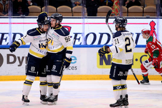 s Bill Sweatt jublar med Kristofer Berglund och Mattias
