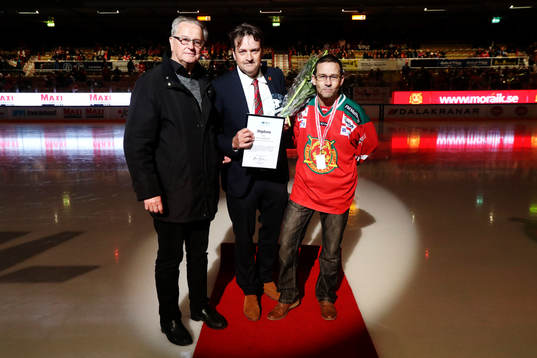 Peter Hermodsson, klubbdirektör Mora IK. får pris av