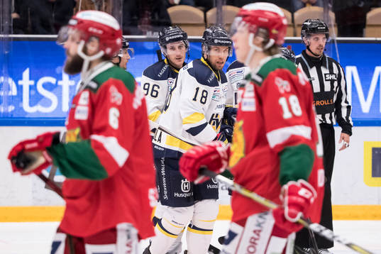 s Bill Sweatt och Topi Jaakola jublar