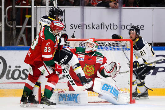 s Bill Sweatt oroar framför Moras Tomas Skogs och målvakt
