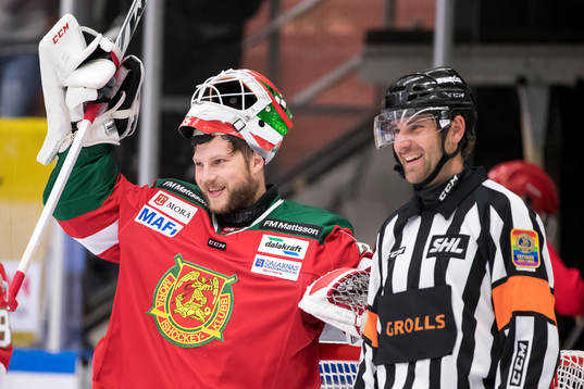Moras målvakt Christian Engstrand och domare Mikael