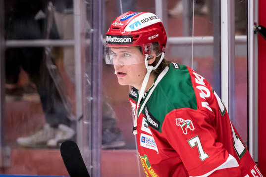 Moras Erlend Lesund  i ishockeymatchen i SHL mellan Mora