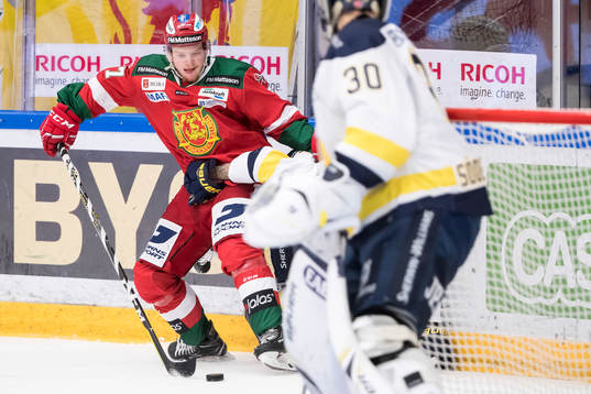 Moras Erlend Lesund  i ishockeymatchen i SHL mellan Mora
