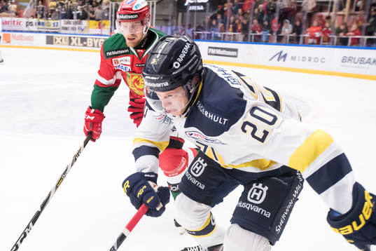 s Lawrence Pilut  i ishockeymatchen i SHL mellan Mora och