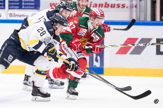 s Anton Bengtsson och Moras David Kase  jagar pucken i