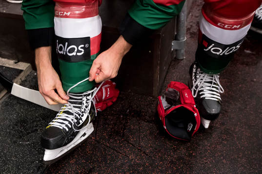 Mora spelare knyter skridskor i ishockeymatchen i SHL