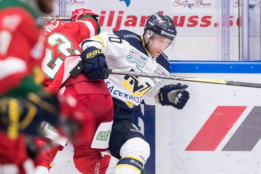 s Martin Thörnberg tacklas av Moras Matias Lassen  i