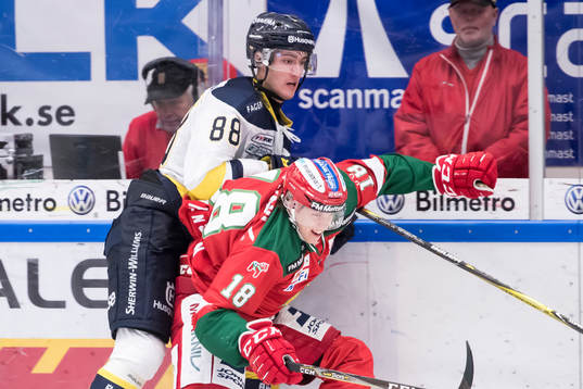 s Pierre Engvall och Moras Emil Aronsson  i ishockeymatchen