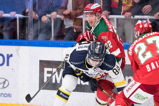 s Pierre Engvall och Moras Matias Lassen  i ishockeymatchen