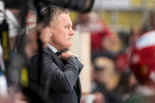 s assisterande tränare Stephan Lundh  i ishockeymatchen i