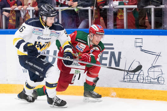 s Bill Sweatt och Moras Matias Lassen  i ishockeymatchen i