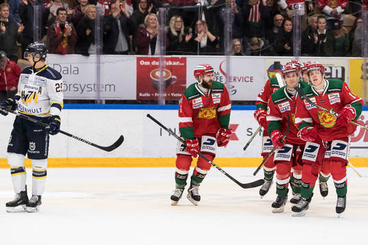 Moras spelare Emil Aronsson jublar