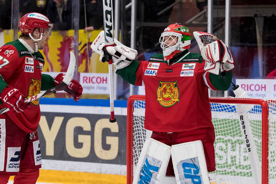 Moras målvakt Christian Engstrand jublar