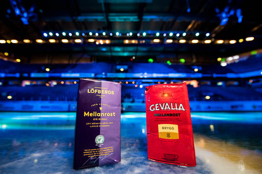 Två paket kaffe, Löfbergs och Gevalia symboliserar