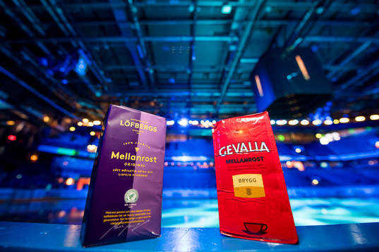 Två paket kaffe, Löfbergs och Gevalia symboliserar