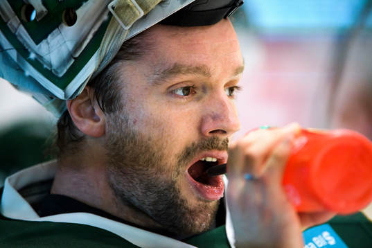 Färjestads målvakt Lars Haugen dricker vatten