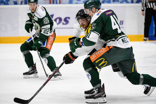 Brynäs Louie Caporuss och Färjestads Ilari Melart i kamp