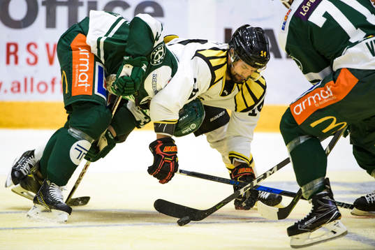 Färjestads Jens Westin och Brynäs Johan Alcén i en