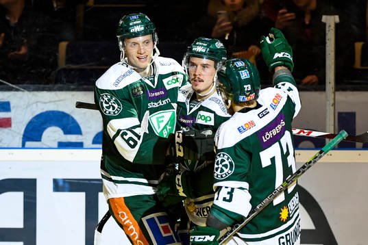 Färjestads Joakim Nygård jublar med Johan Ryno och Anton