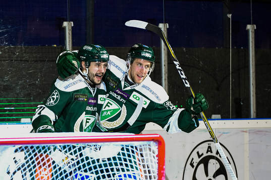 Färjestads Jesse Virtanen och Per Åslund jublar