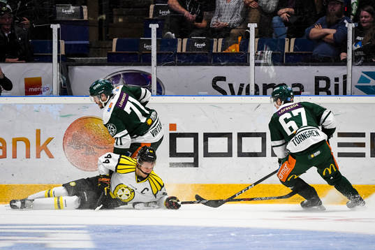 Brynäs Jacob Blomqvist i en kamp mot Färjestads Jesse