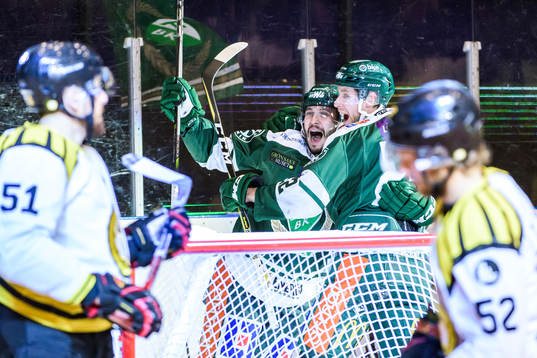 Färjestads Jesse Virtanen och Per Åslund jublar