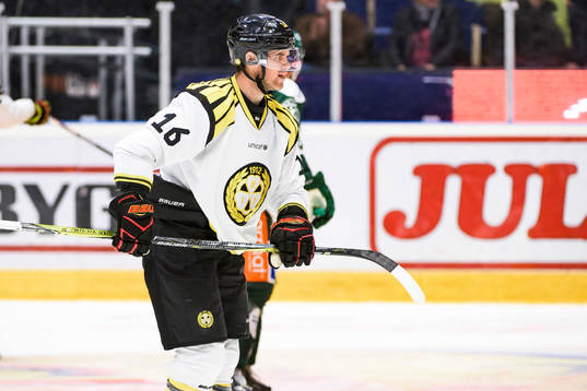 Brynäs Daniel Paille deppar och bryter av klubban mot sitt