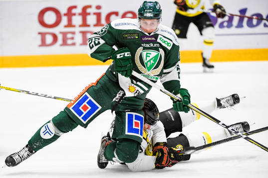Färjestads Per Åslund och Brynäs Kevin Clark
