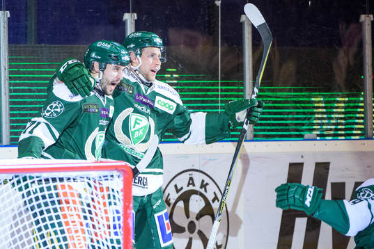 Färjestads Jesse Virtanen och Per Åslund jublar