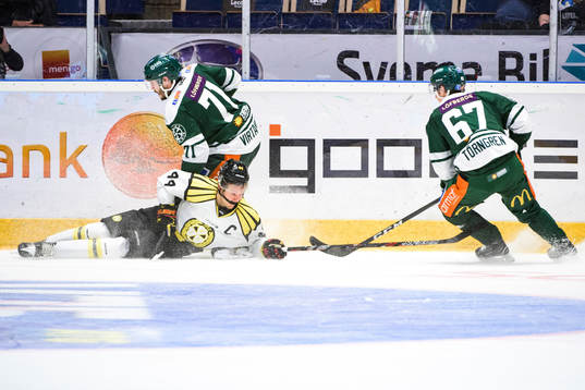 Brynäs Jacob Blomqvist och Färjestads Jesse Virtanen och