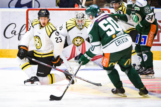 Brynäs Lucas Carlsson och målvakt David Rautio täcker