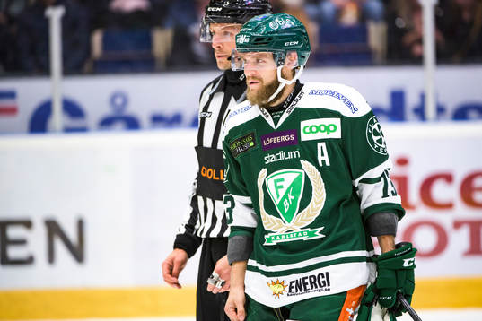 Färjestads Anton Grundel åker av planen