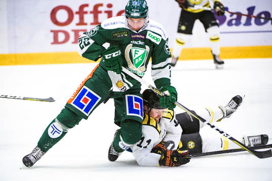 Färjestads Per Åslund och Brynäs Kevin Clark