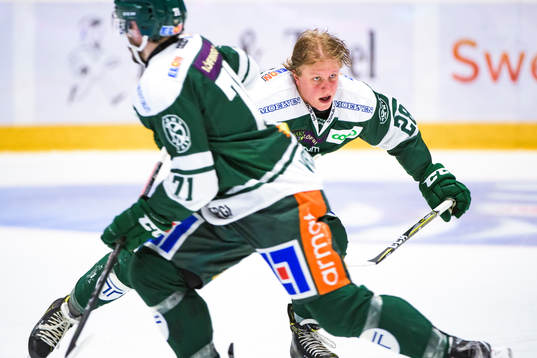 Färjestads Fabian Zetterlund åker av isen