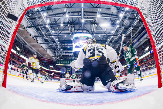 Brynäs målvakt David Rautio ser på när en puck går in