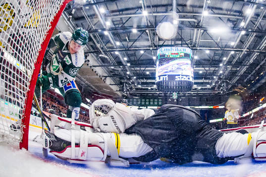 Färjestads Niklas Fogström i en kamp med Brynäs målvakt