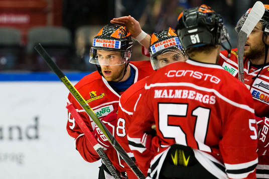Örebros Tylor Spink gör 2-1 och jublar