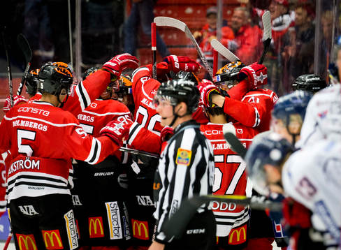 Örebros Tylor Spink gör 2-1 och jublar